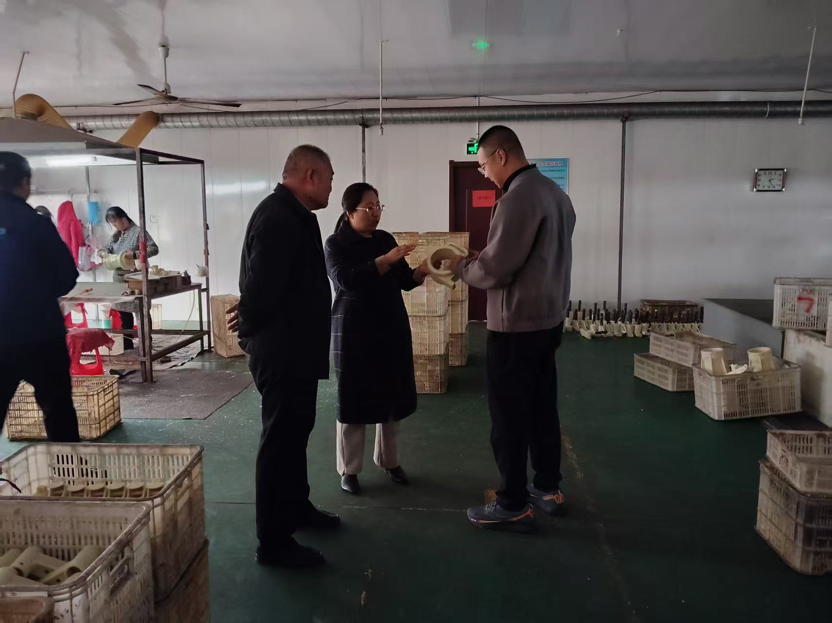 顧客はファウンドリサイトを訪問します