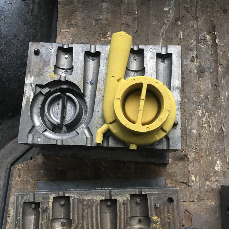 夏にコーティングされた砂技術を使用した鋳物の生産中に湿度の増加によって引き起こされる多孔性欠陥を防ぐ方法は？