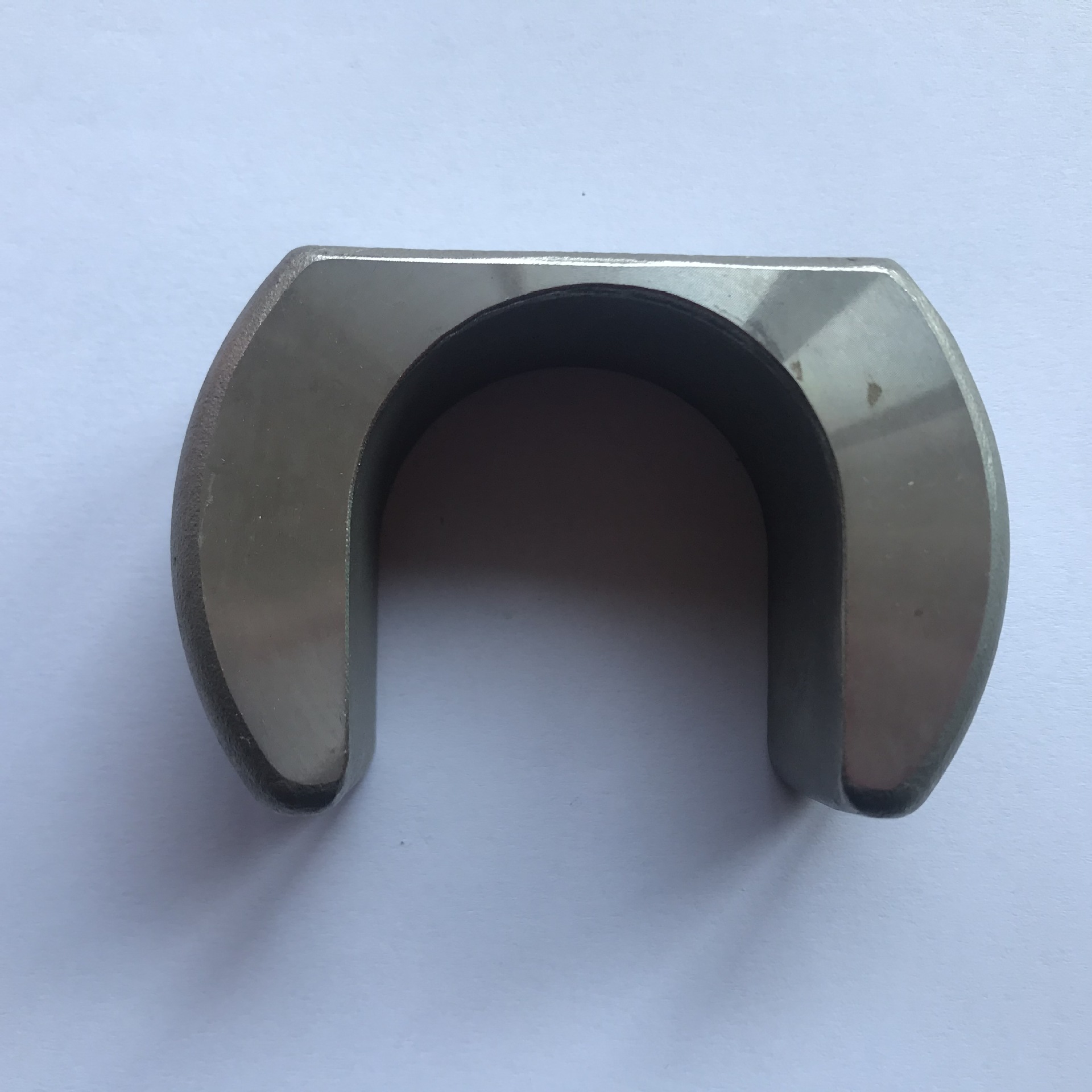 インベストメント成形プロセス中に水ガラス砂で作られたシェルの層間剥離の原因は何ですか?