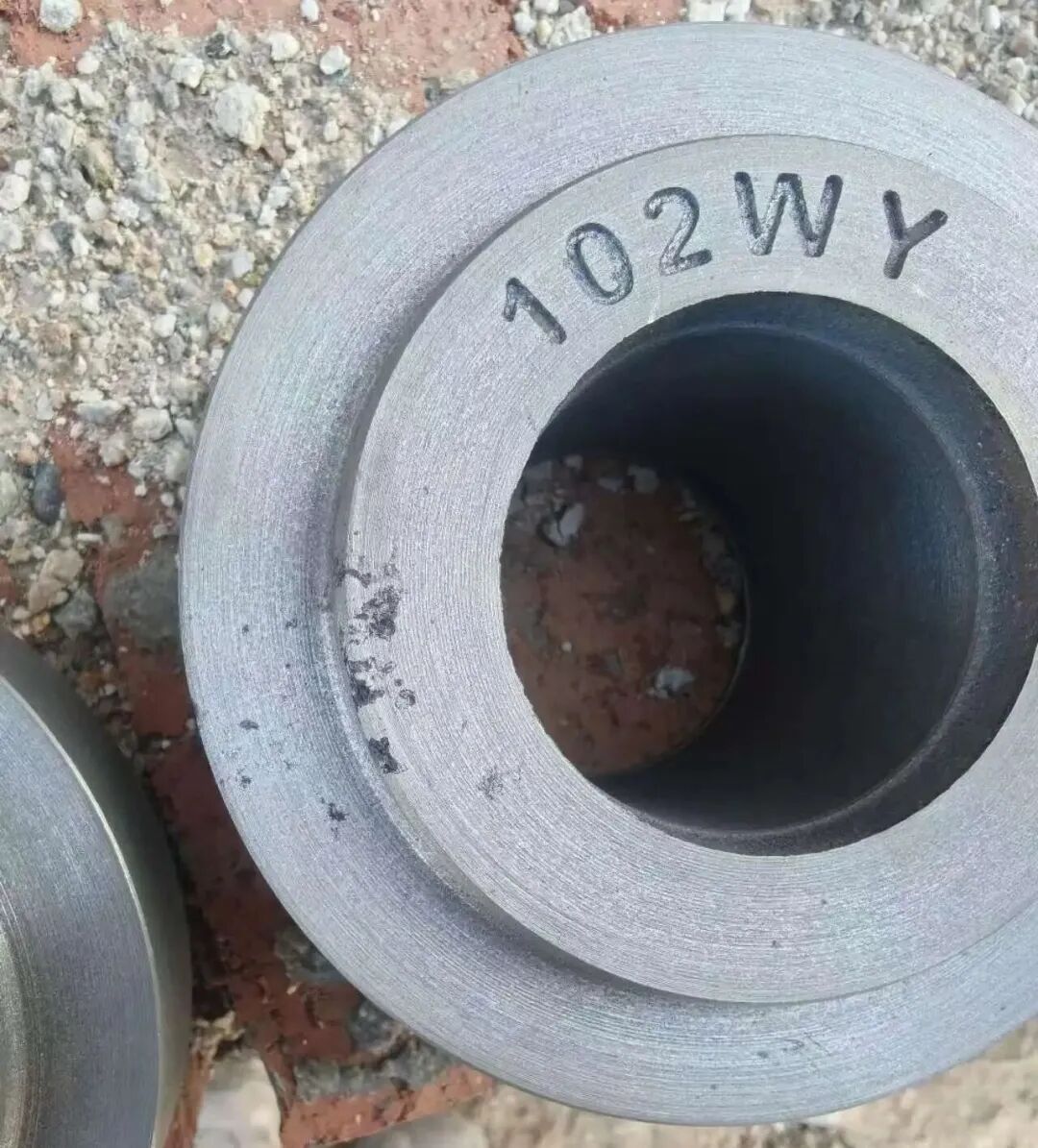 生砂を使用したねずみ鋳鉄部品の製造におけるサンドフラッシング欠陥の特徴は何ですか?スラグアイ欠陥との違いは何ですか?