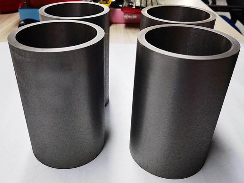 ねずみ鋳鉄 200 の機械加工性能に対するシリコンの多量または低量の影響は何ですか?