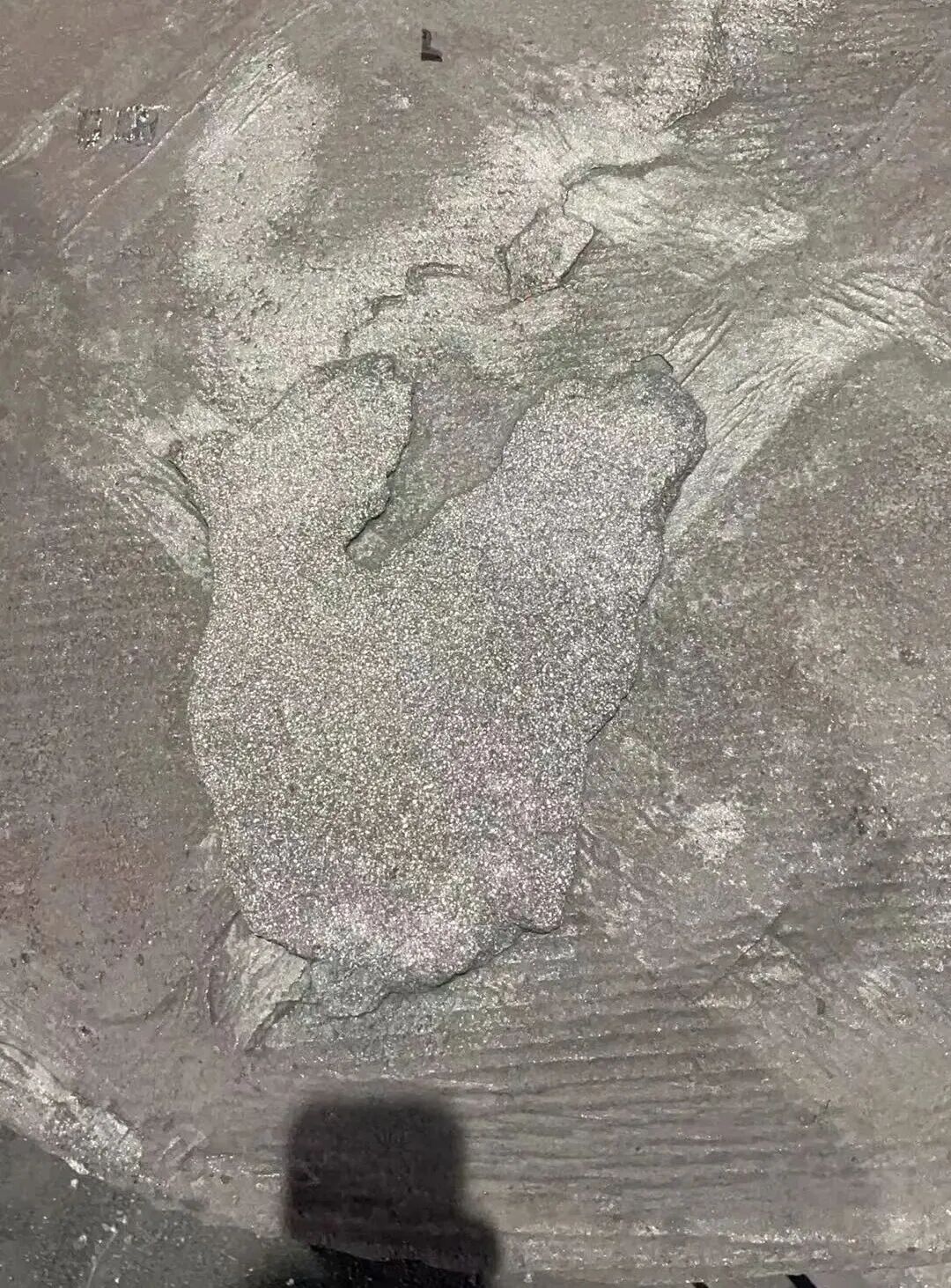 レジン砂型鋳造によるねずみ鋳鉄部品の上面の砂吹き出しなどの欠陥はどのように解決すればよいですか？